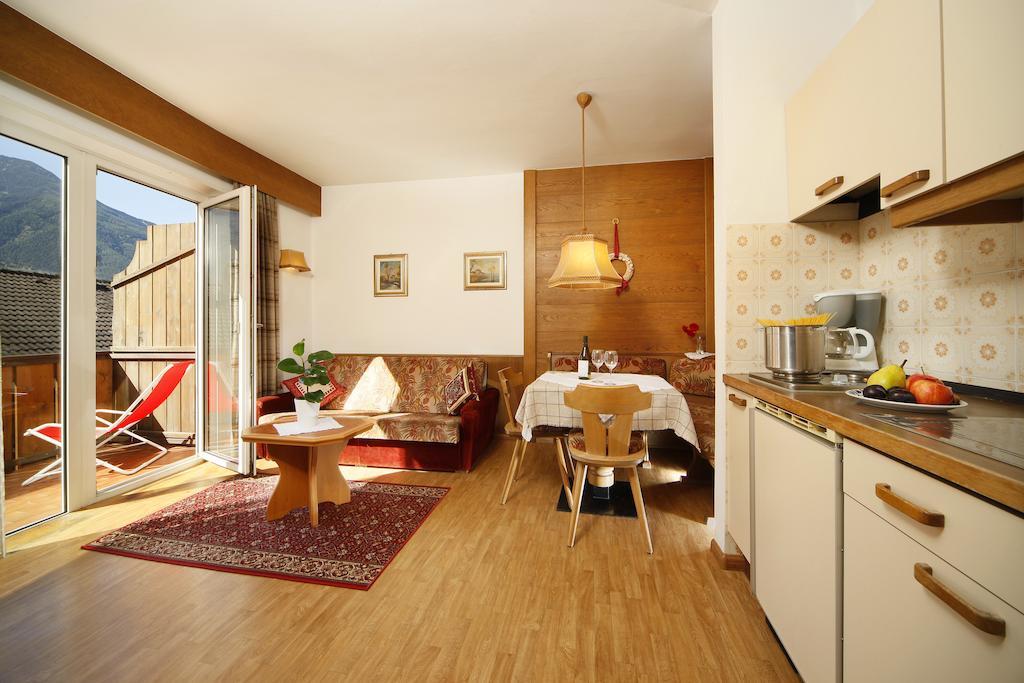 Alpina Residence Натурно Стая снимка
